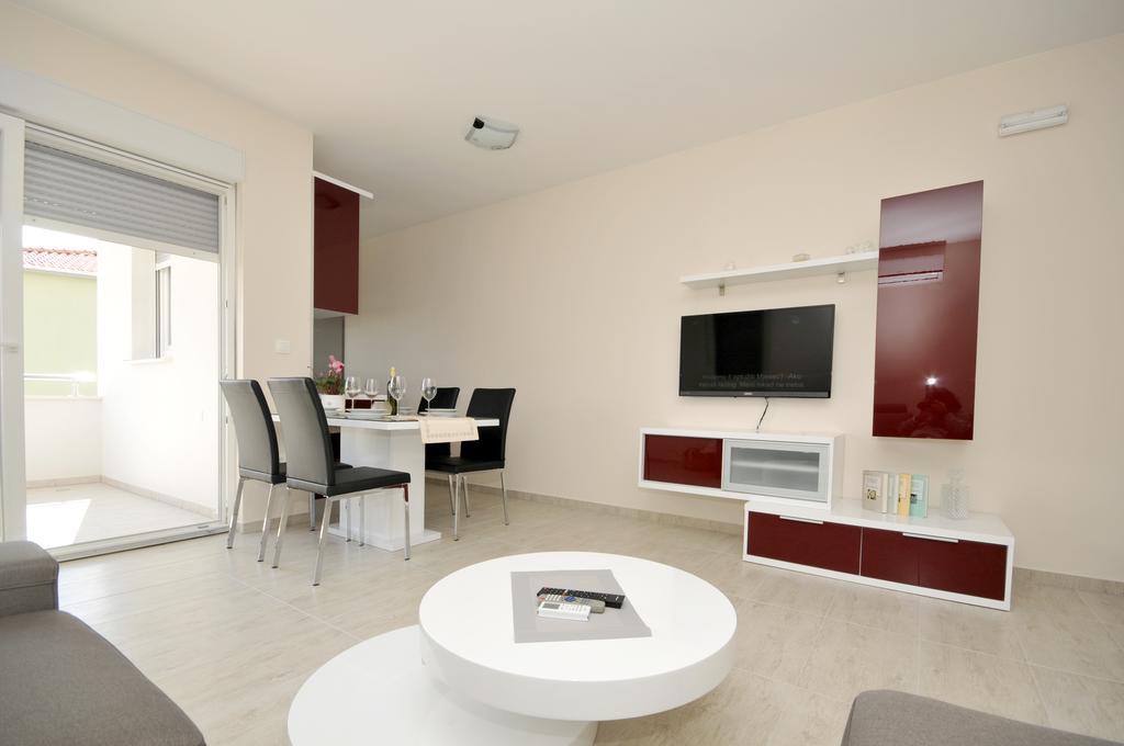 Apartments Villa Theodor Okrug Gornji Room photo